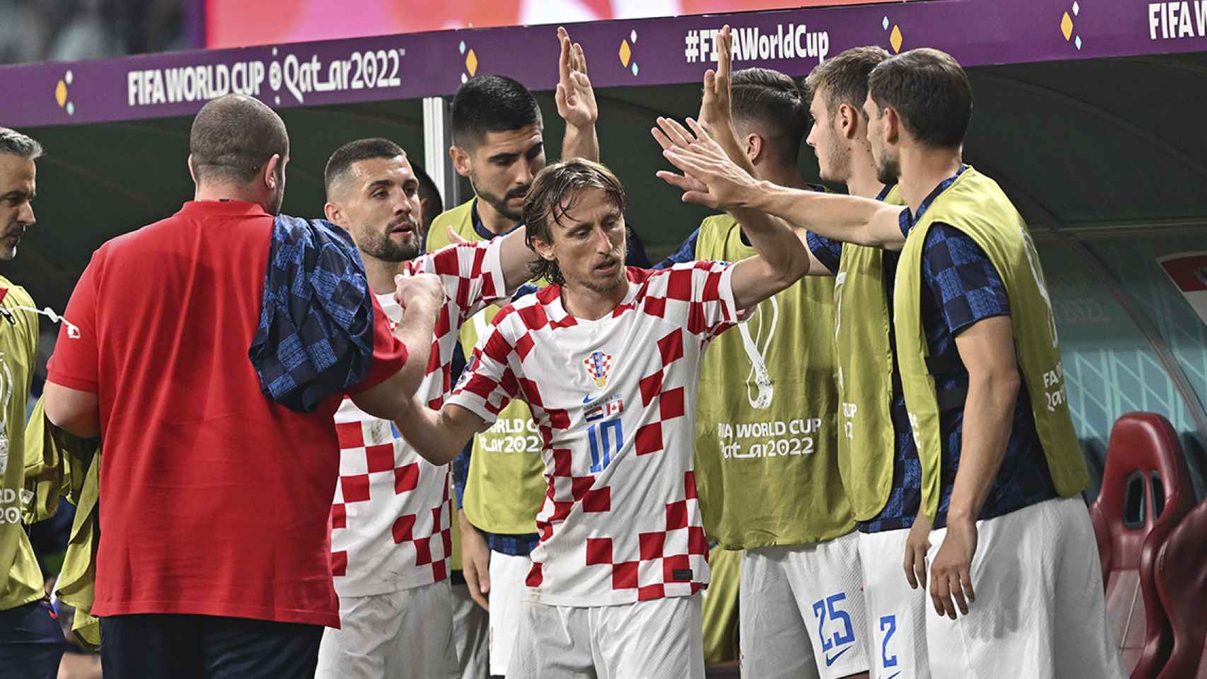 Luka Modric, junto a sus compañeros de la selección de Croacia, después de un triunfo / EFE