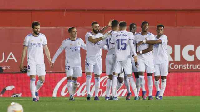 Los jugadores del Real Madrid celebran el primer gol, de Vinicius / EFE