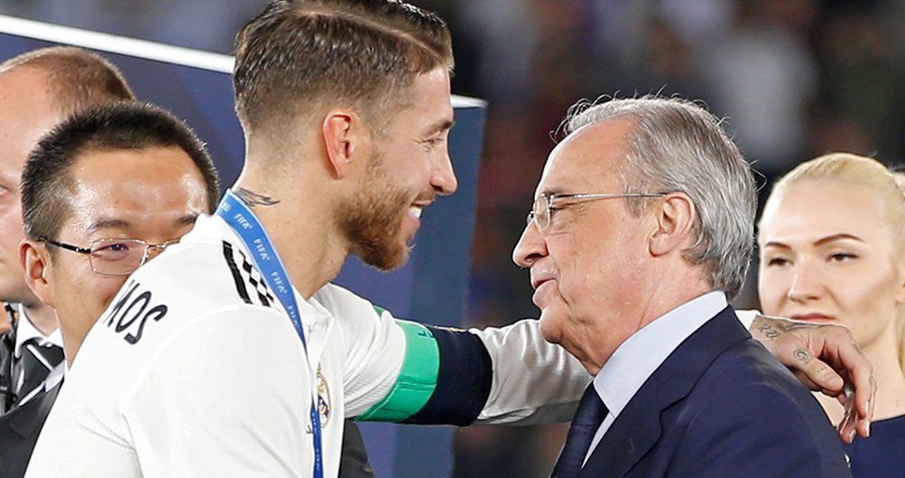 El presidente del Real Madrid, Florentino Pérez, y el capitán del equipo, Sergio Ramos, se felicitan tras la conquista del Mundial de Clubes 2018 / EFE