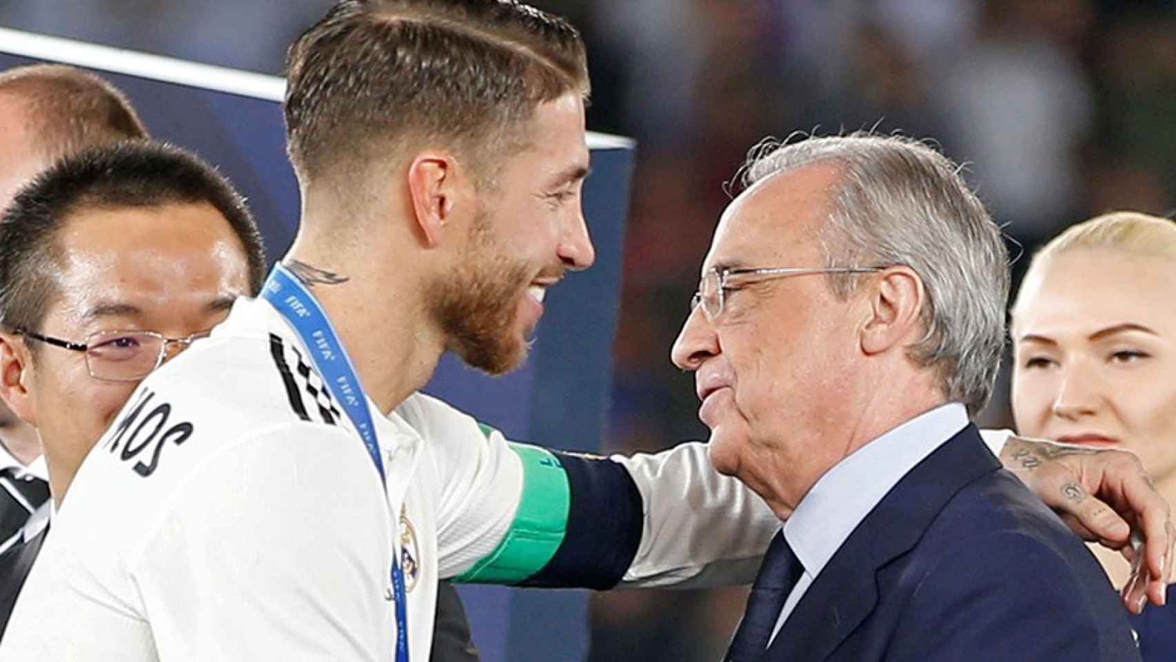 El presidente del Real Madrid, Florentino Pérez, y el capitán del equipo, Sergio Ramos, se felicitan tras la conquista del Mundial de Clubes 2018 / EFE