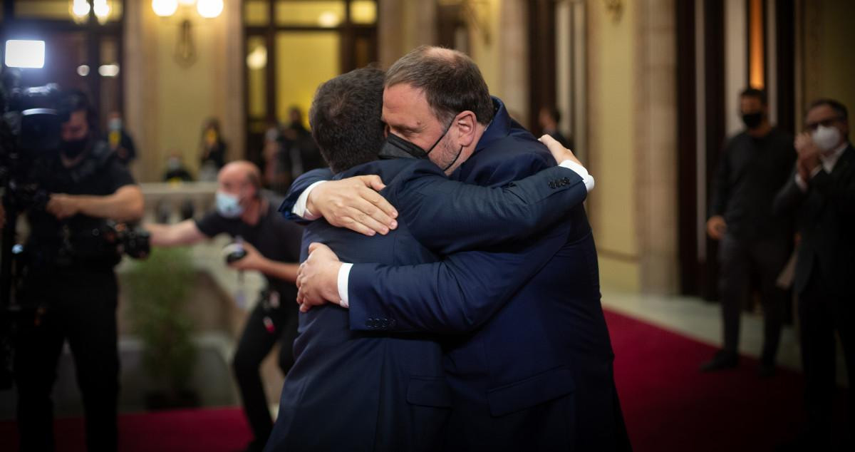 El presidente de la Generalitat, Pere Aragonès, recibe un abrazo del líder de su partido encarcelado, Oriol Junqueras / EFE