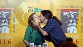 Pablo Iglesias saluda efusivamente a Ana Pastor en el transcurso de la gala de los premios de la APP