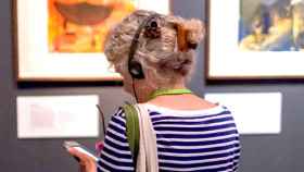 Una usuaria con audioguía en un museo