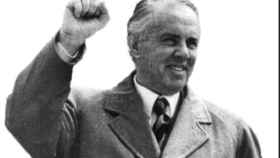 Enver Hoxha, dictador comunista albanés, con el puño en alto / WIKIPEDIA