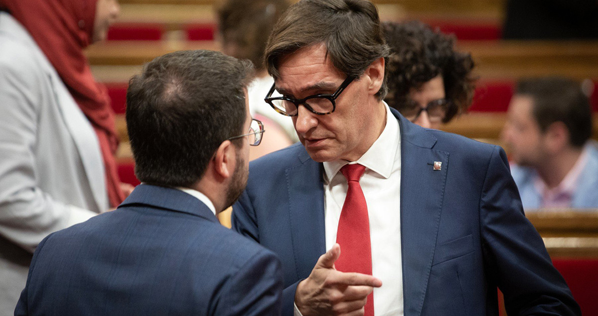 El presidente catalán, Pere Aragonès (i) y el líder del PSC, Salvador Illa (d), quien volvería a ganar las elecciones catalanas según el CEO / EUROPA PRESS