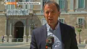 Jordi Eroles, de TV3, ante el palacio de la Generalitat / TV3