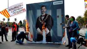 La presidenta de la ANC, Elisenda Paluzie, participa en la quema de una imagen gigante del Rey Felipe VI en Barcelona, elaborada por Iniciatives Events / EFE