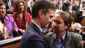 El secretario general de Podemos, Pablo Iglesias, felicita al presidente del Gobierno del Estado, Pedro Sánchez./ EP