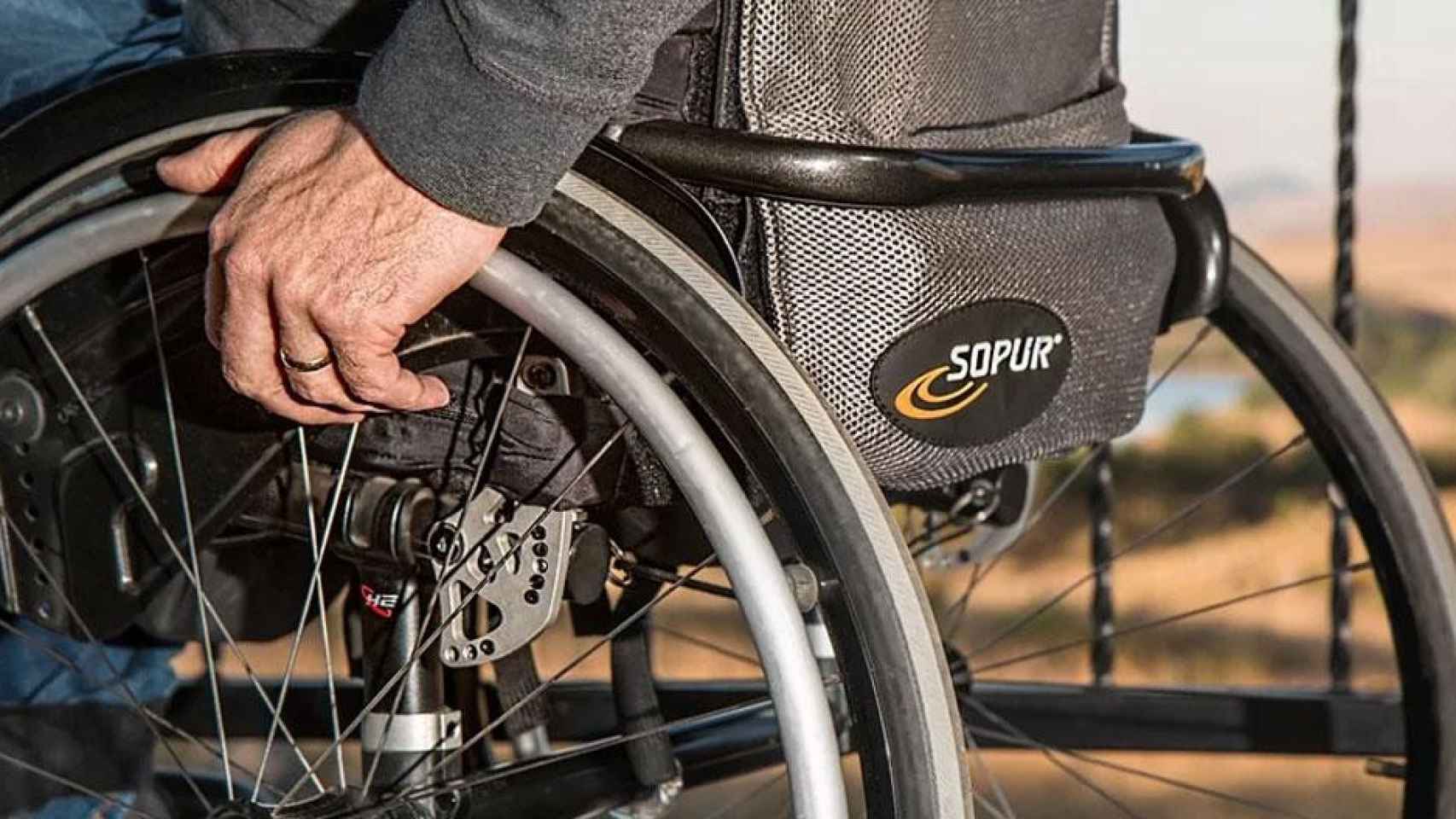 Una persona con discapacidad en silla de ruedas / PIXABAY