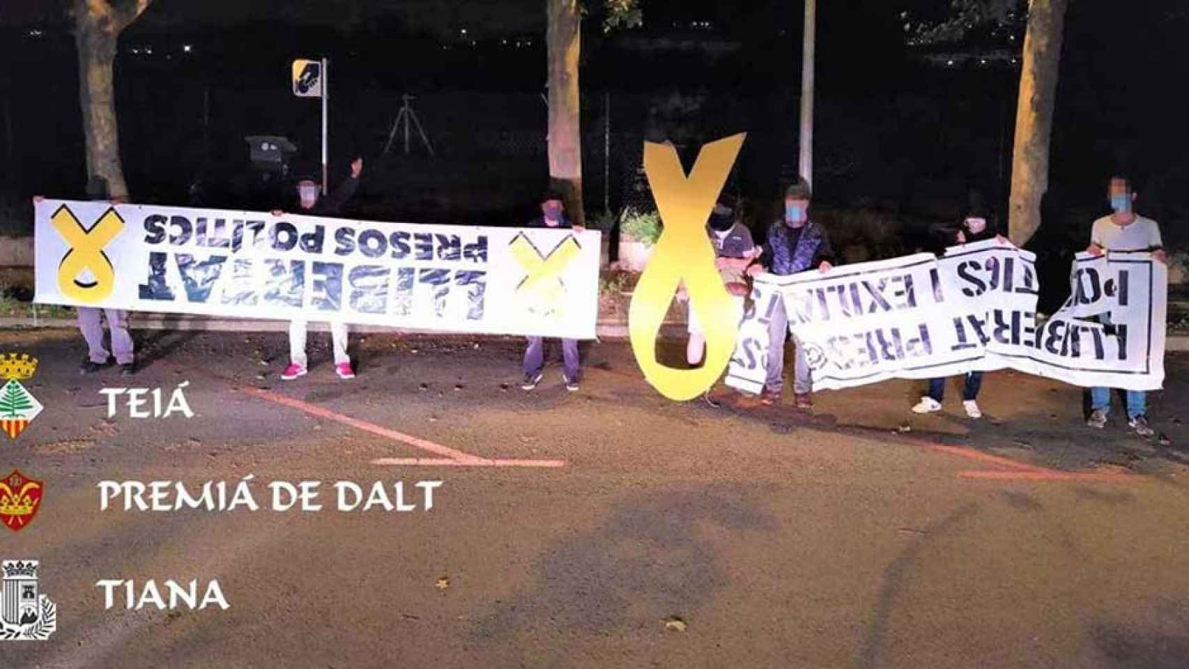 Pancartas independentistas retiradas de los Ayuntamientos de Teià, Premià de Dalt y Tiana / SEGADORS DEL MARESME (FACEBOOK)