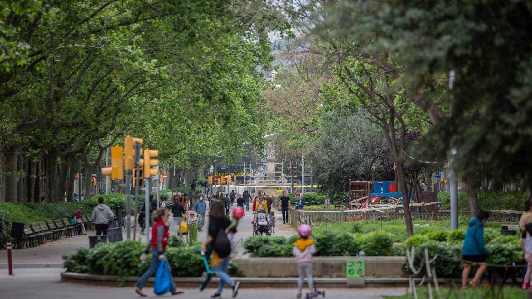 Menores paseando con sus padres en Barcelona en el segundo día de desescalada para los niños / EUROPA PRESS