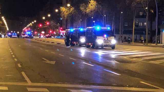 Mossos d'Esquadra vigilando el corte independentista de la avenida Meridiana / @AssumptaFiguera (TWITTER)