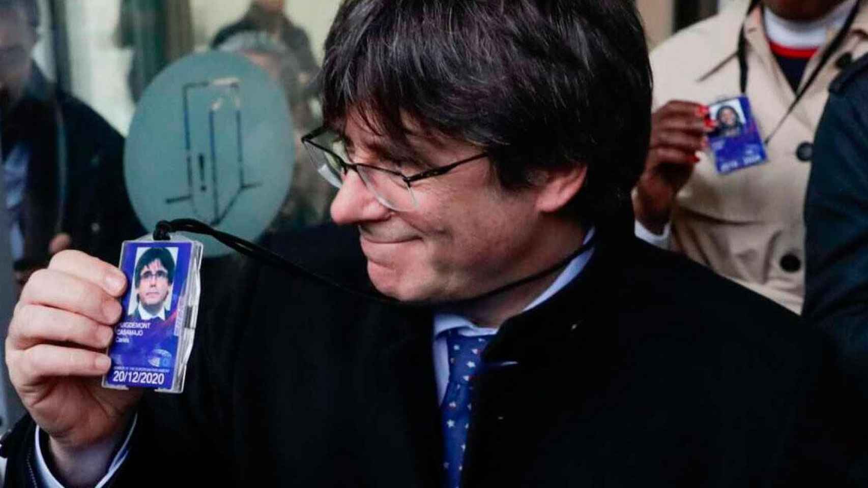 El expresidente de la Generalitat Carles Puigdemont, tras recoger la acreditación provisional de eurodiputado / EFE