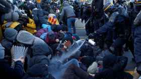 La Gendarmería desaloja a los 'indepes' con gas pimienta / EUROPA PRESS