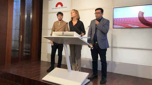 Lánder Martínez, Jessica Albiach y Gerardo Pisarello durante la rueda de prensa de este lunes / CG