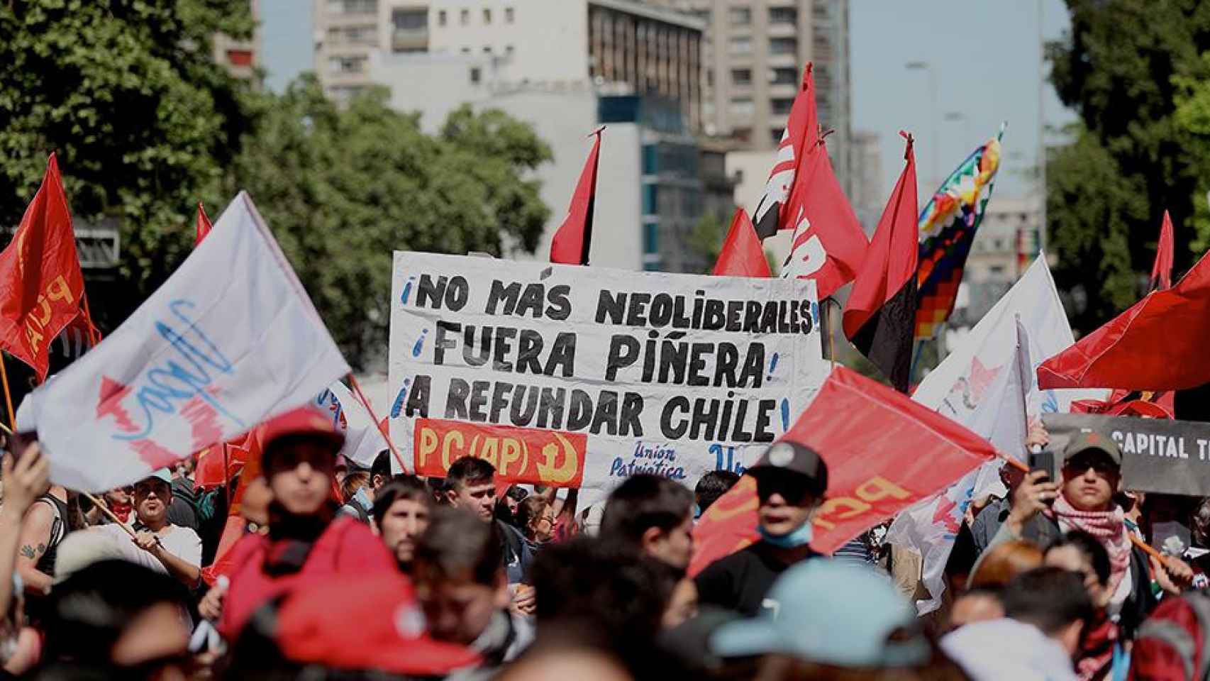 Manifestantes protestan contra el Gobierno de Chile en el centro de Santiago (Chile). Crisis en Sudamérica / EFE