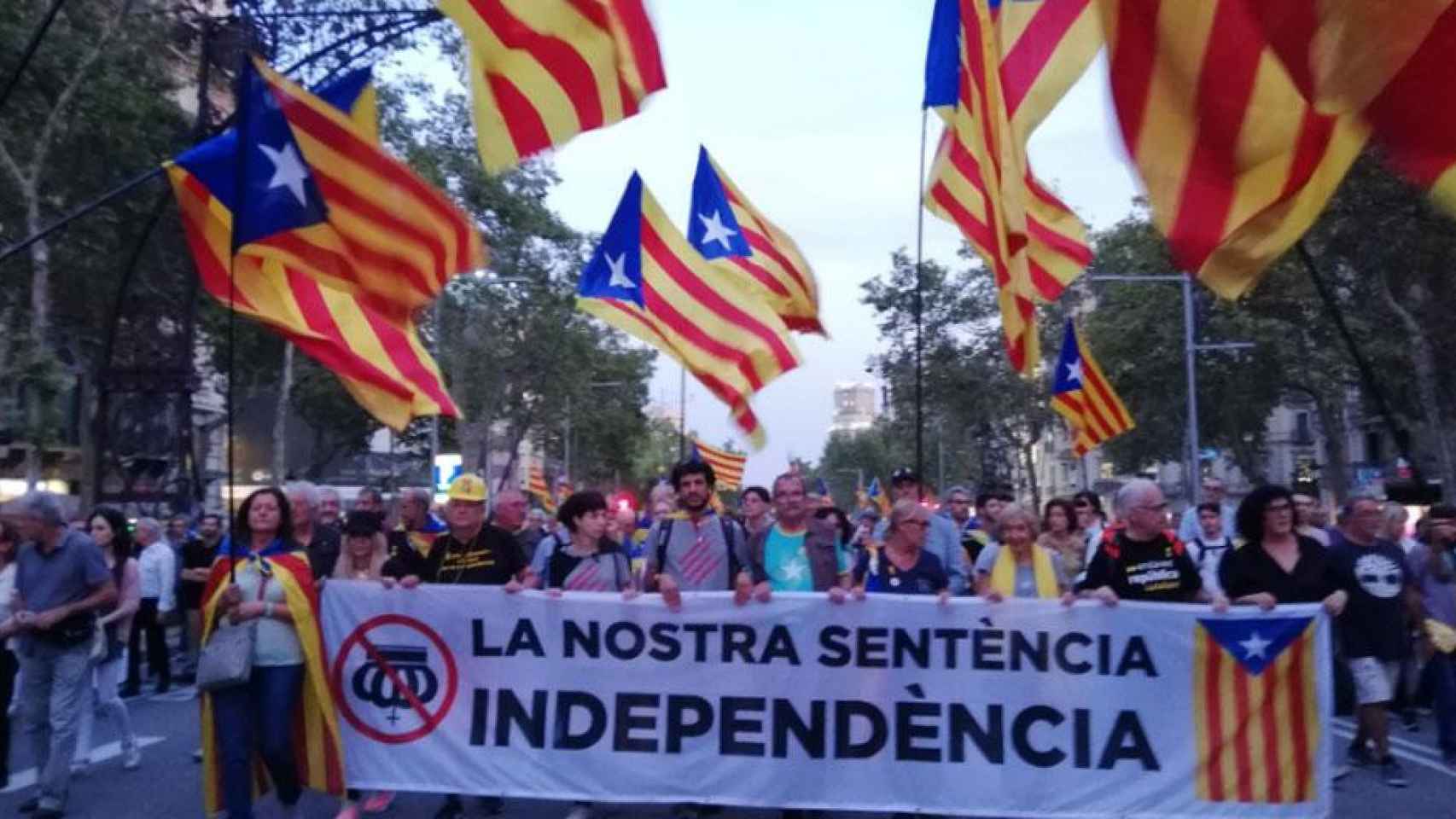 Simpatizantes independentistas durante una protesta por el encarcelamiento de los líderes del 1-O en Barcelona / ANC