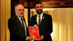 El Síndic de Greuges, Rafael Ribó , presentando su informe anual al presidente del Parlament, Roger Torrent, en un acto celebrado en el despacho de audiencias de la cámara catalana / EFE