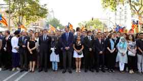 El rey Felipe VI, junto a Mariano Rajoy y Carles Puigdemont, en la manifestación del año pasado contra los atentados yihadistas en Cataluña / EFE