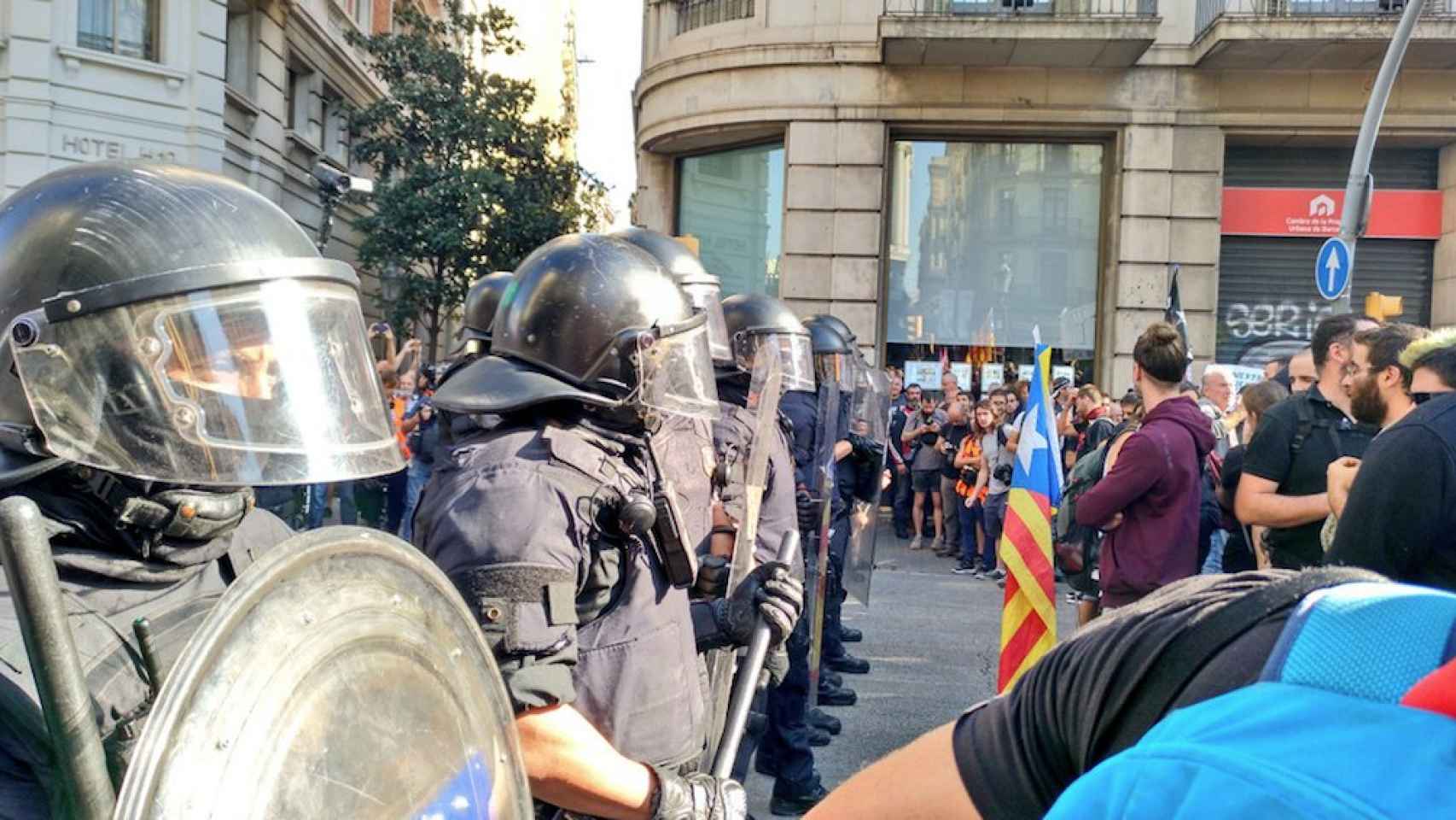 Imagen de los Mossos d'Esquadra preparados para realizar una carga contra los manifestantes independentistas