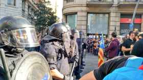 Imagen de los Mossos d'Esquadra preparados para realizar una carga contra los manifestantes independentistas