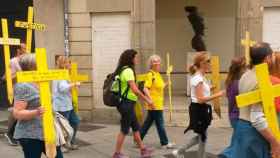 Procesión de cruces amarillas por Mataró