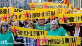 Cientos de ciudadanos durante la concentración convocada por la Assemblea Nacional Catalana (ANC), esta tarde frente al Centro Cultural el Born de Barcelona / EFE