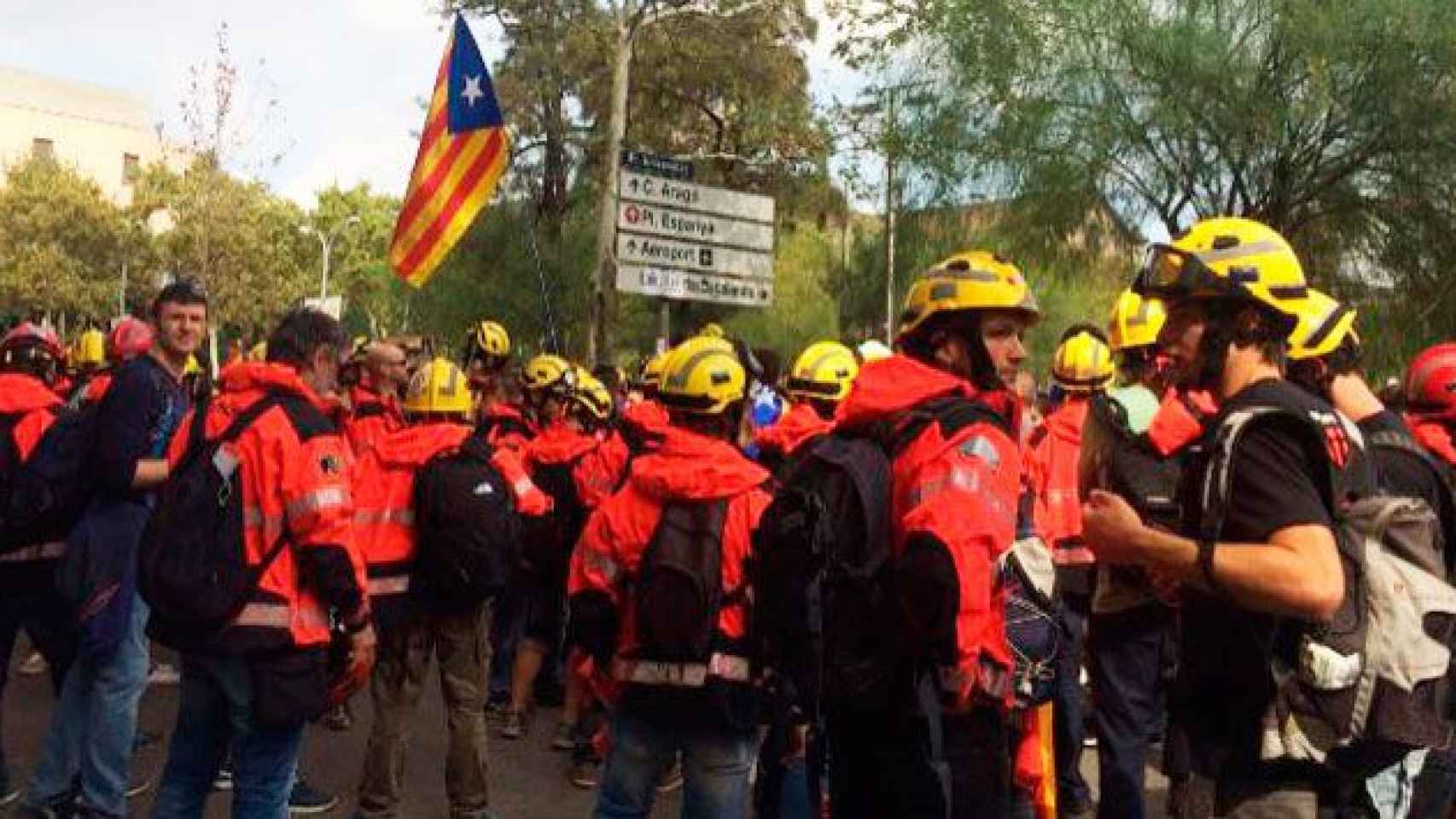 Efectivos de los Bomberos de la Generalitat en una manifestación independentista en Barcelona / EP