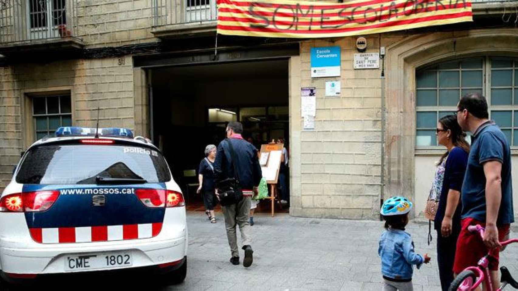 Una patrulla de Mossos d'Esquadra ante un colegio electoral de Barcelona el sábado / EFE