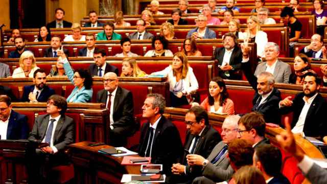 Una imagen de archivo del pleno del Parlament, donde los independentistas han presentado la DUI como propuesta de resolución. 'Fact-checking' moral / EFE