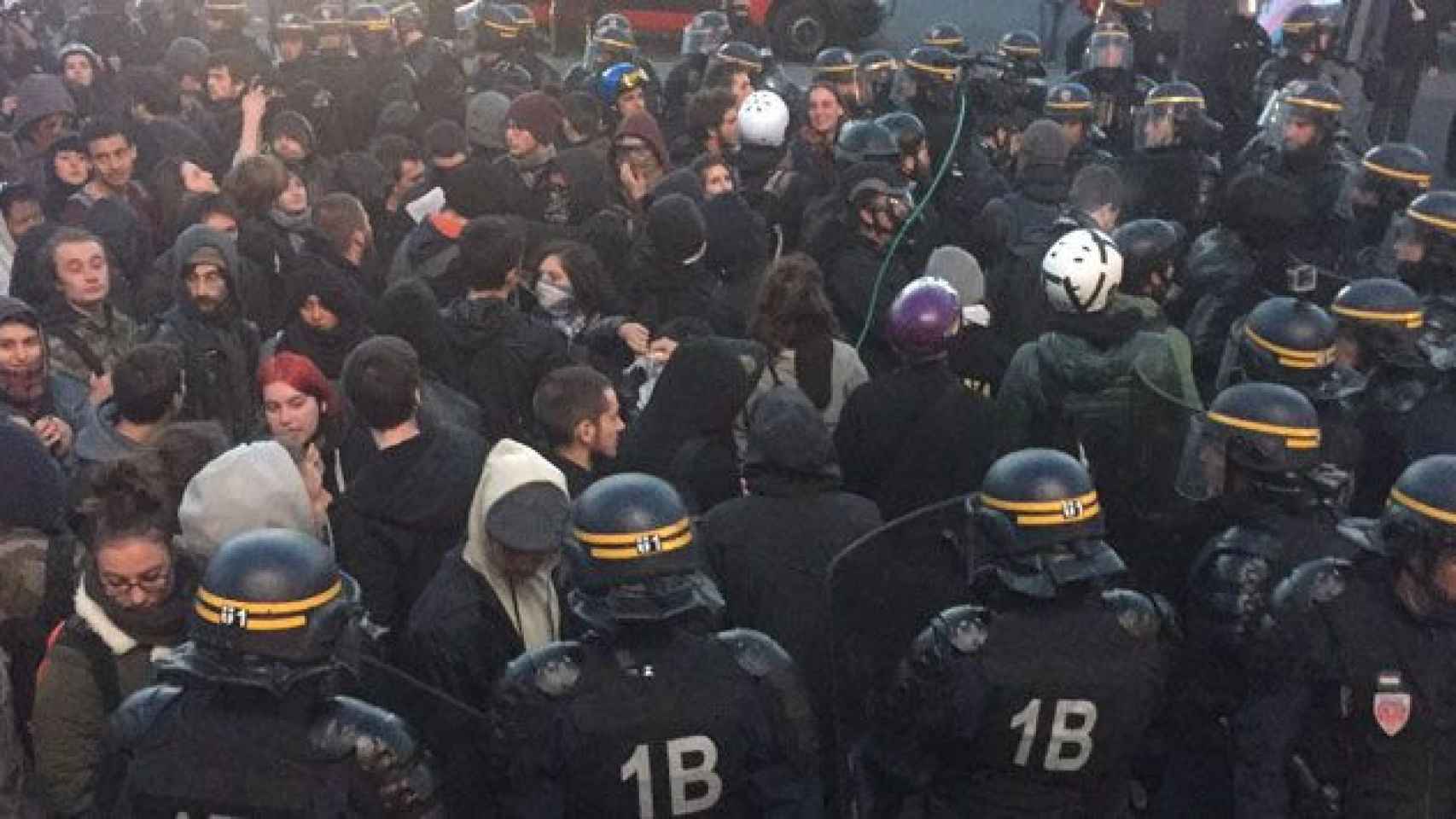 Efectivos antidisturbios controlan la protesta en París / @broderick