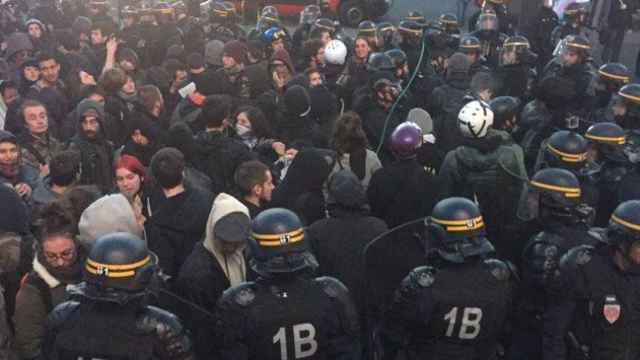 Efectivos antidisturbios controlan la protesta en París / @broderick