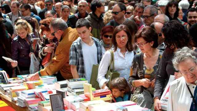 Sant Jordi transforma Rambla Catalunya de Barcelona en una gigantesca librería al aire libre.