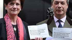 Nigel Farage junto a su sucesora al frente del UKIP, Diane James, que ha renunciado al puesto tras 18 días / EFE