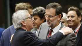 El presidente de la Comisión Europea, Jean-Claude Juncker (izquierda), y el del Gobierno español, Mariano Rajoy (derecha), en una imagen de archivo.
