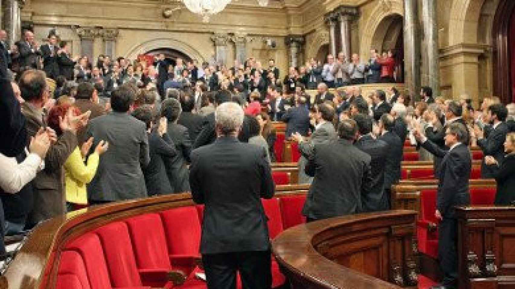 El pleno del Parlamento autonómico, tras aprobarse la ley del Valle de Aran