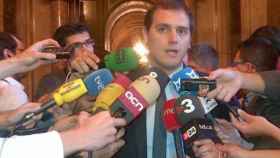 El presidente de C's, Albert Rivera, atendiendo a la prensa en los pasillos del Parlamento autonómico.