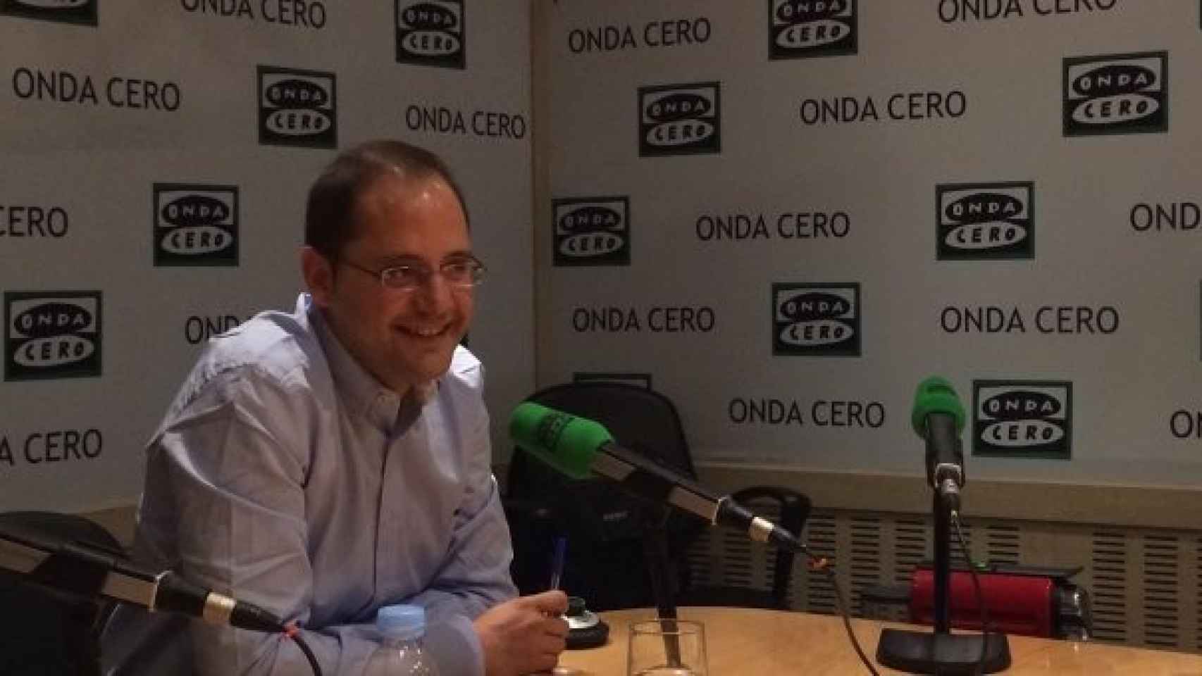 El secretario de Organización del PSOE, César Luena, en los estudios de Onda Cero