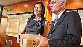 La entonces ministra de Cultura, Ángeles González-Sinde, y el todavía consejero de Cultura de la Generalidad, Ferran Mascarell, durante un acto de entrega de documentación de los conocidos como 'papeles de Salamanca', en julio de 2011