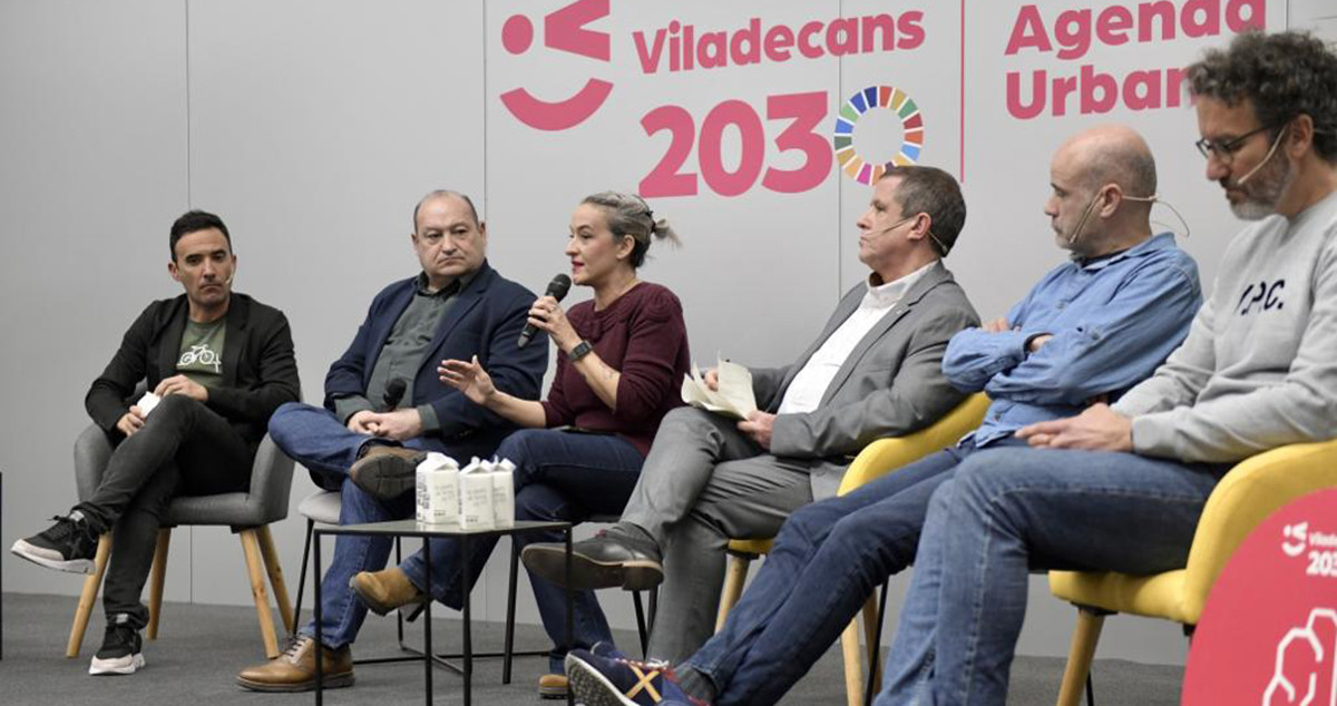 El alcalde de Viladecans, Carles Ruiz (segundo por la izquierda) asistió a un diálogo sobre la Estrategia 2030 de su ciudad