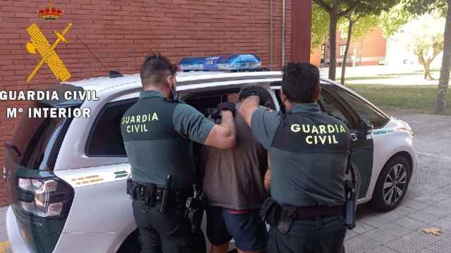 La Guardia Civil efectúa una detención como la de la pareja que se dedicaba a engañar y explotar a extranjeros en Lleida / GUARDIA CIVIL