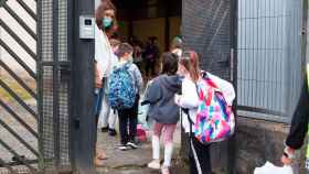 Un grupo de niños entrando a un centro escolar, que finalizan las clases este miércoles / EP