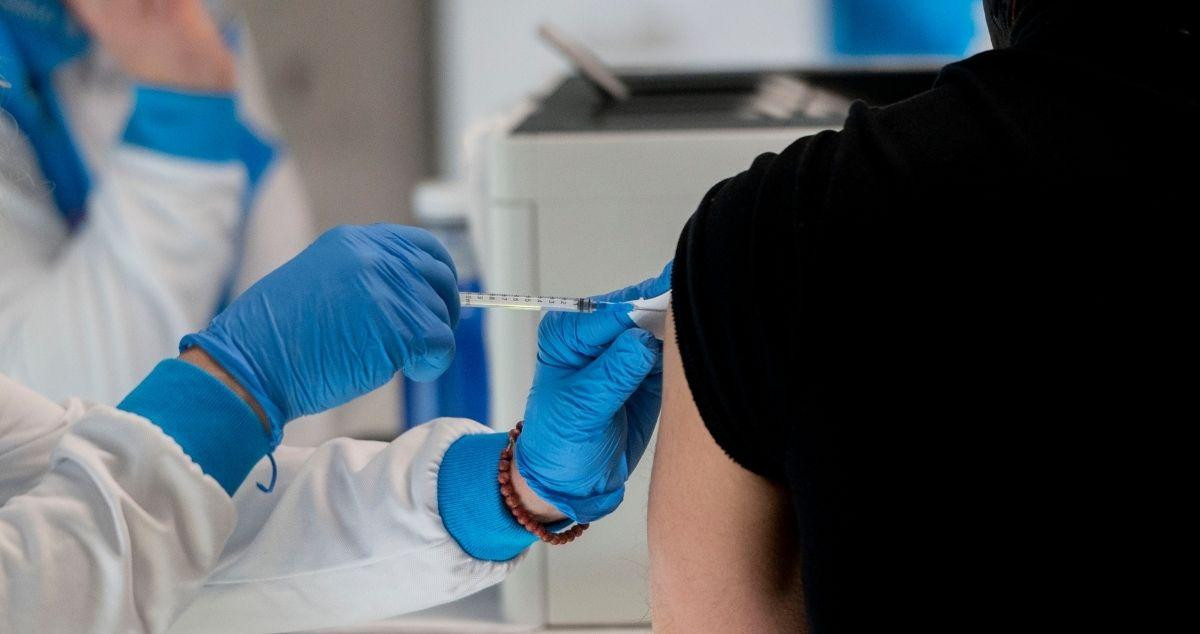 Una persona recibe la vacuna contra el Covid durante la sexta ola de la pandemia / Alberto Ortega (EP)