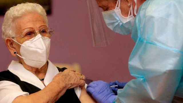 Araceli, de 96 años, fue la primera persona en recibir la vacuna contra el Covid en España hace un año / EP