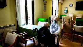 Una anciana en una de las residencias catalanas / CG