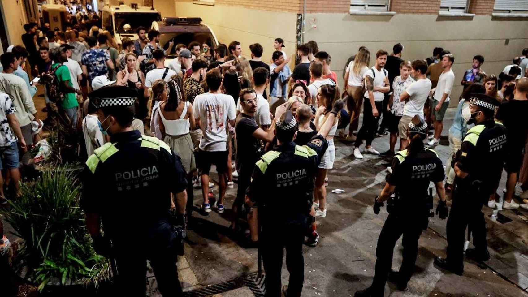 Agentes de la Guardia Urbana de Barcelona en una intervención contra las aglomeraciones nocturnas en la fiesta mayor de Gràcia / EFE