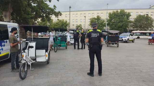 Uno de los bicitaxis sancionados por la Urbana / GUARDIA URBANA