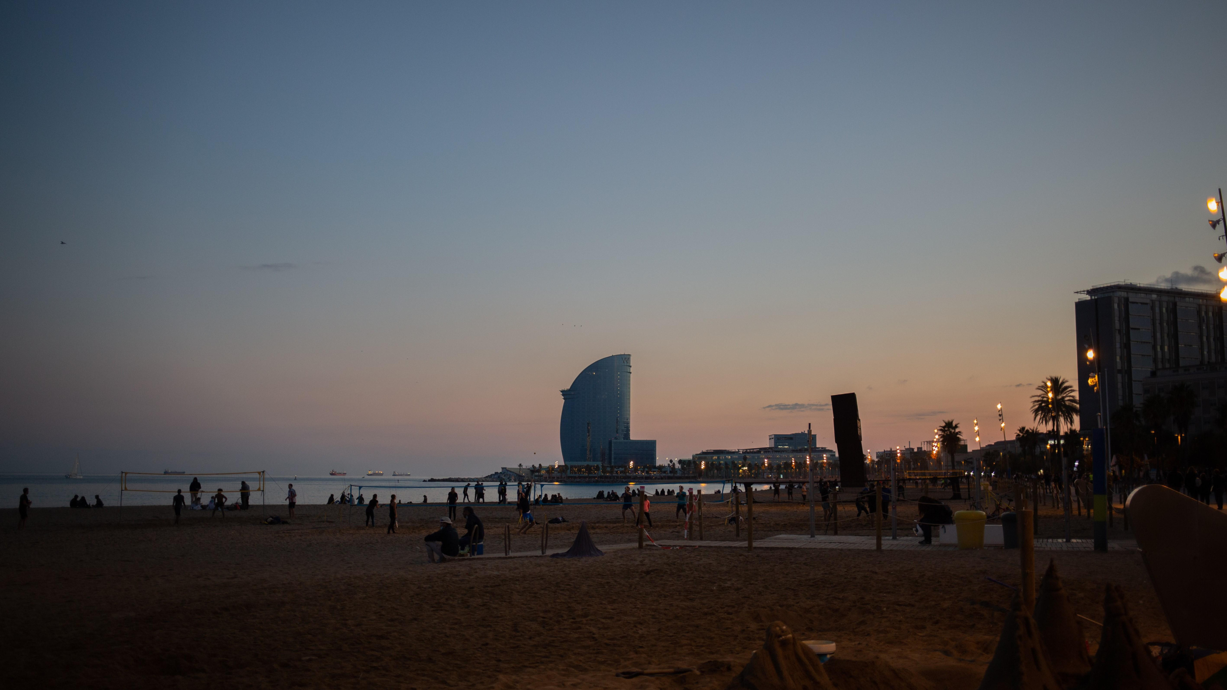 Amanecer con cielos despejados y alguna nube puntual vistos desde una playa de Barcelona / EUROPA PRESS