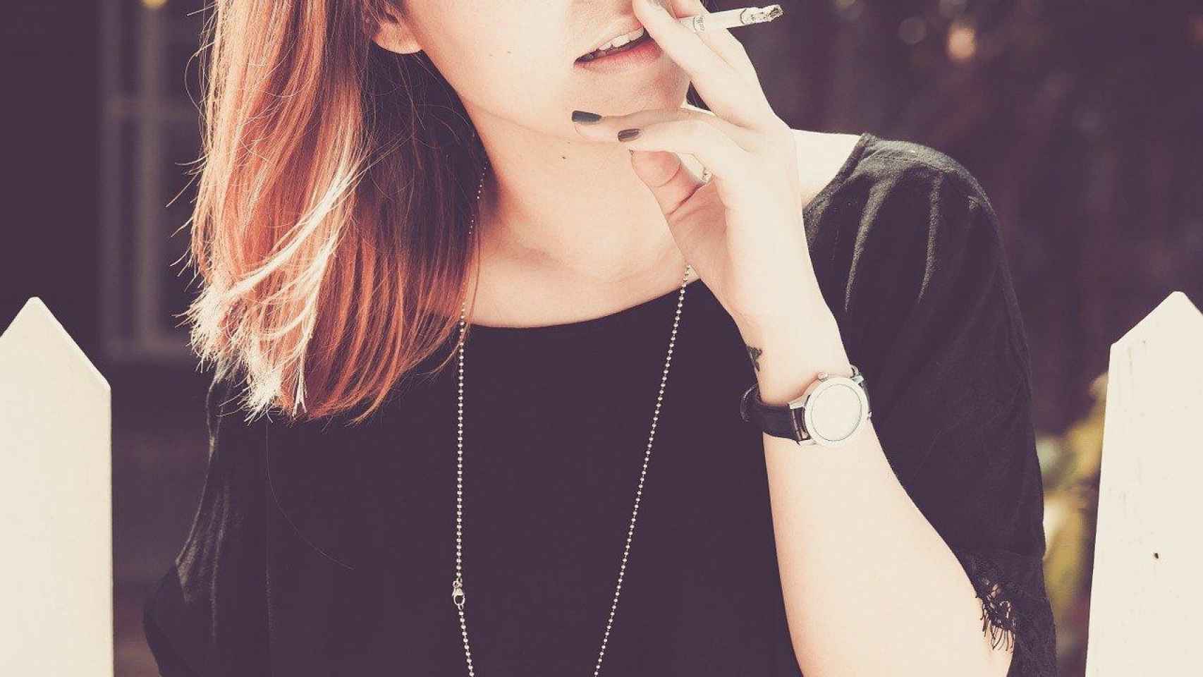 Una chica joven fuma tabaco / PIXABAY