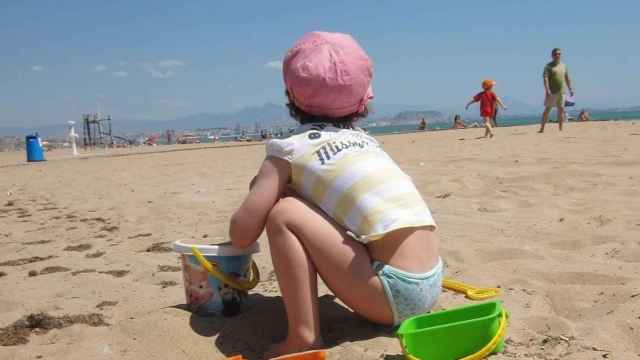 Niño en una playa bajo el sol / EP